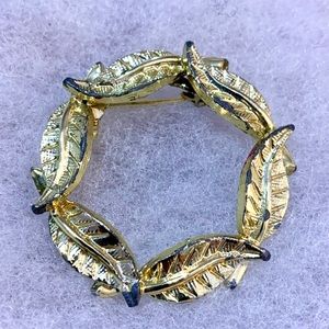 Vintage wreath pin 🎄